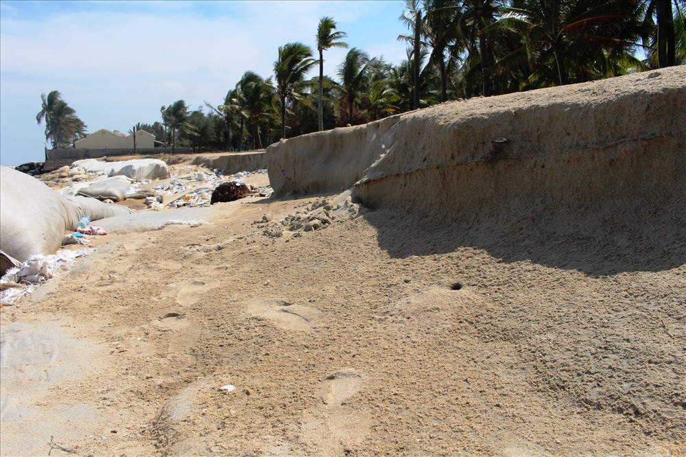 Phần cát bơm bổ sung trước đây vào bãi biển bị sóng cuốn trôi khá nhiều. Ảnh: LP