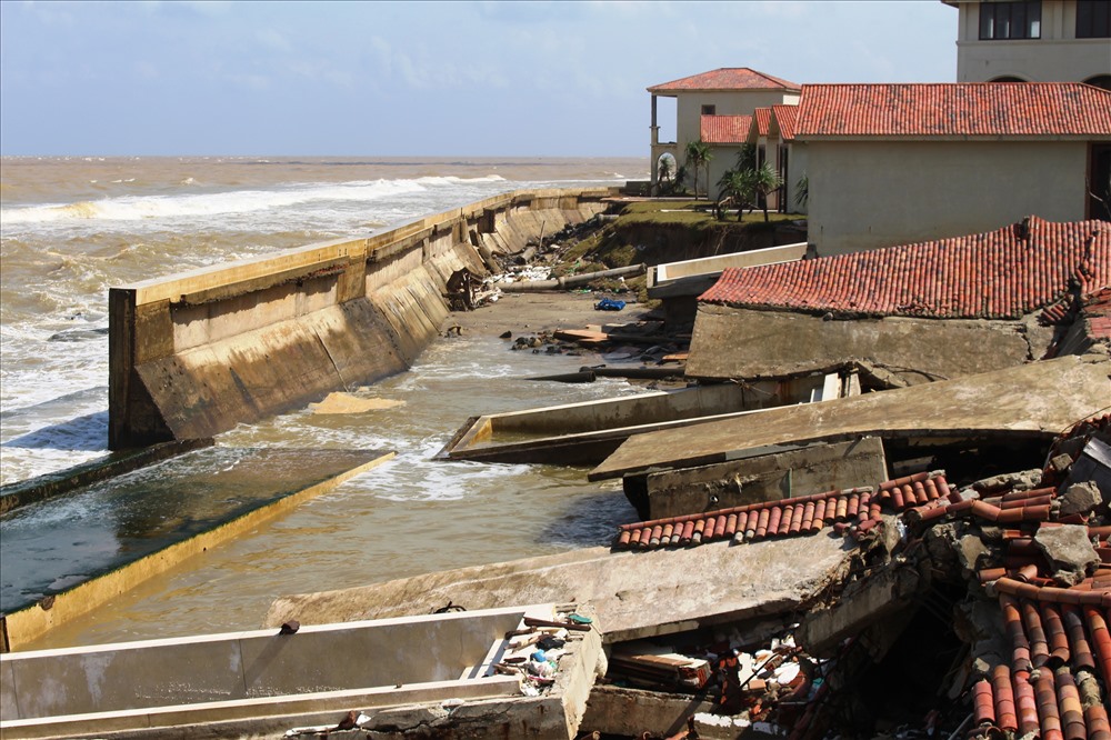 Một phần của khu du lịch ven biển Cửa Đại bị sóng đánh phá tan hoang. Ảnh: LP