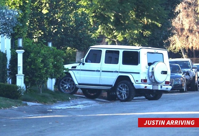 Ngày 22.10, các phóng viên cũng đã bắt gặp Justin Beiber lái chiếc xe Mercedes G-Wagon trắng tới biệt thự của Selena