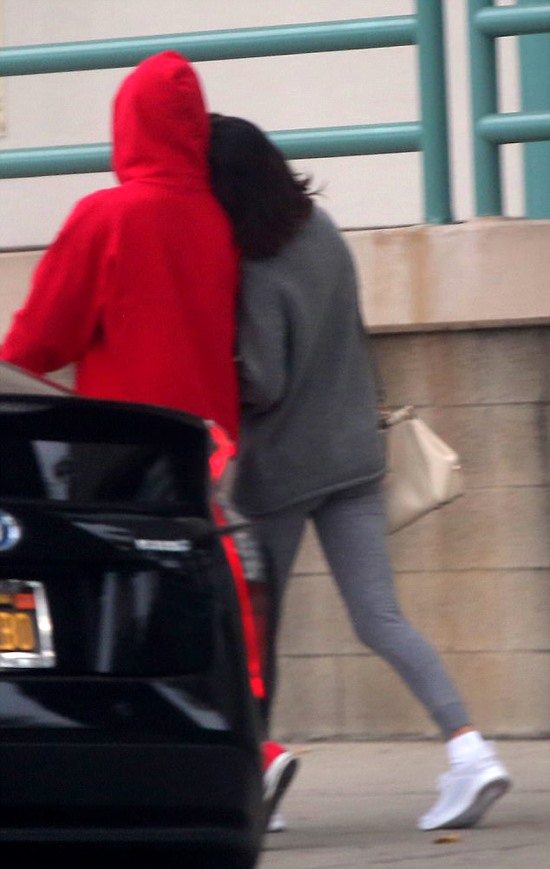 Selena tình tứ ngả vào vai người yêu cũ. Điều này cũng làm dấy lên nghi án cặp đôi đã quay lại