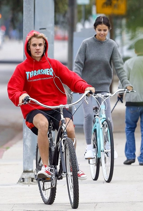 Hôm qua (1.11), Justin và Selena đã bị bắt gặp trên phố khi vui vẻ đạp xe cùng nhau trên phố.