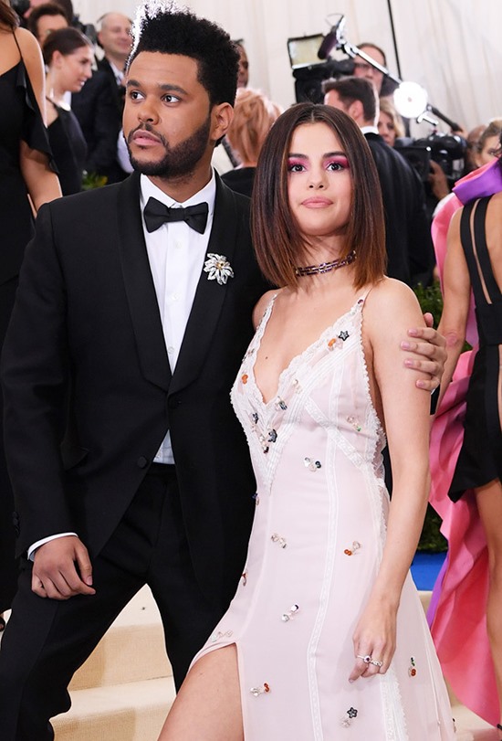 Tại thời điểm này, Selena Gomez đã công khai chia tay nam ca sĩ The Weekend. Nhiều nguồn tin cho rằng Selena đã âm thầm kết thúc mối quan hệ với The Weekend từ vài tháng trước.