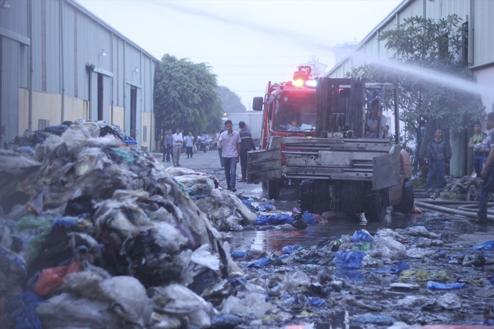 Nhiều xe cẩu rác được huy động tăng cường để đưa rác ra để thoát khỏi đám cháy. Lực lượng chức năng nhanh chóng hạn chế không để đám cháy lan rộng ra các khu vực xung quanh.