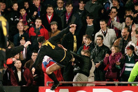 Cú kungfu “bất tử” của Eric Cantona năm 1995. Ảnh: PA.