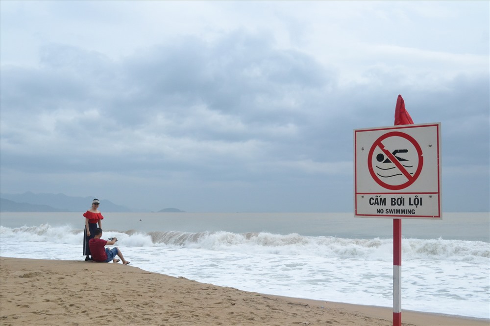 Lực lượng chức năng cắm biển cấm bơi lội dọc khắp bờ biển đường Trần Phú, TP. Nha Trang. Ảnh: Châu Tường
