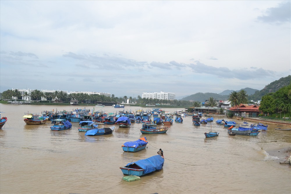 Một số tàu thuyền đang neo đậu tại cầu Xóm Bóng, TP. Nha Trang. Ảnh: Châu Tường