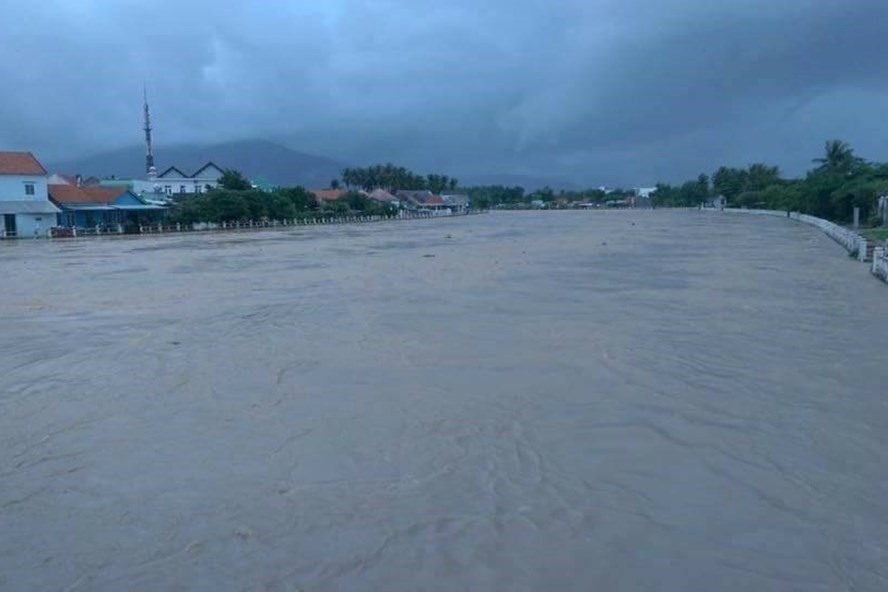 Mưa lớn gây ngập lụt tại nhiều huyện của Khánh Hòa. Ảnh: Châu Tường