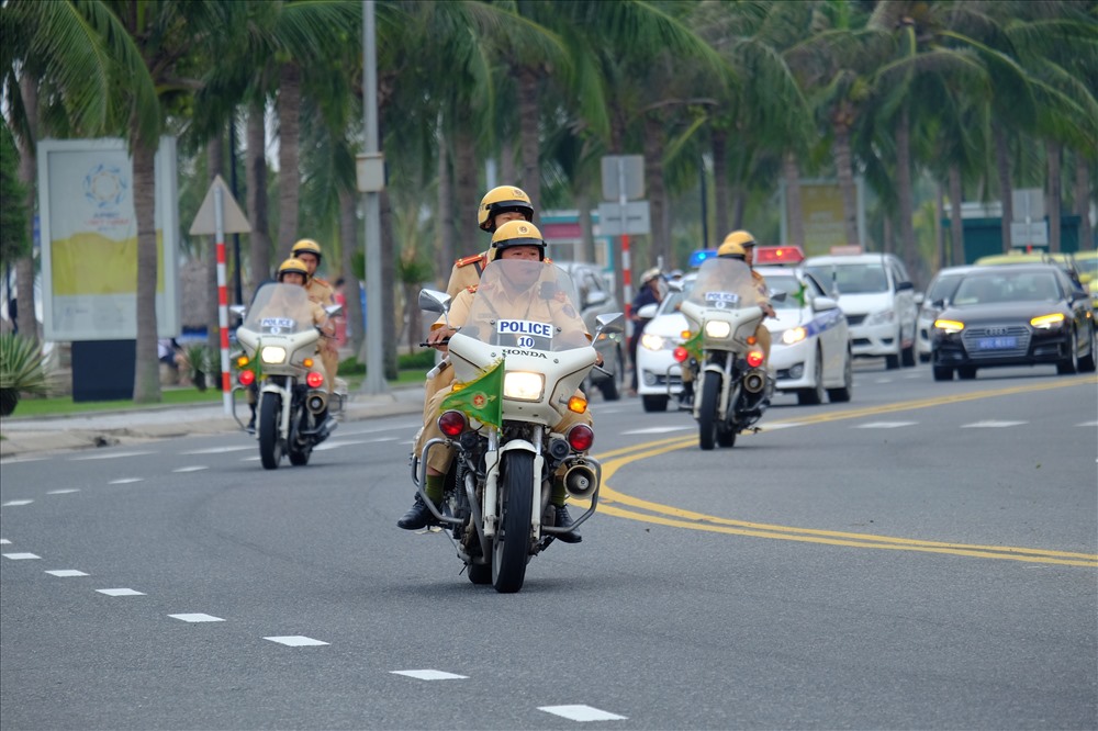 Từng đoàn diễu hành diễn tập đưa đón đại biểu APEC chạy dọc các tuyến đường biển các trục đường chính liên tục hú còi, ra hiệu lệnh cho các phương tiện chú ý nhường đường.