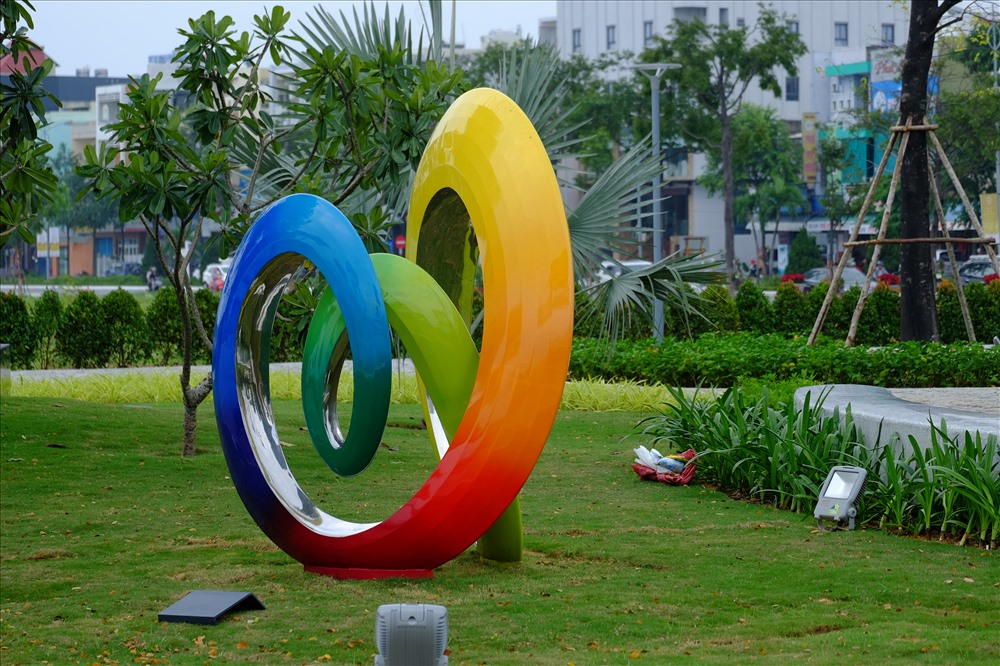 Ngoài ra thành phố còn đầu tư Vườn tượng APEC nằm ven sông Hàn.