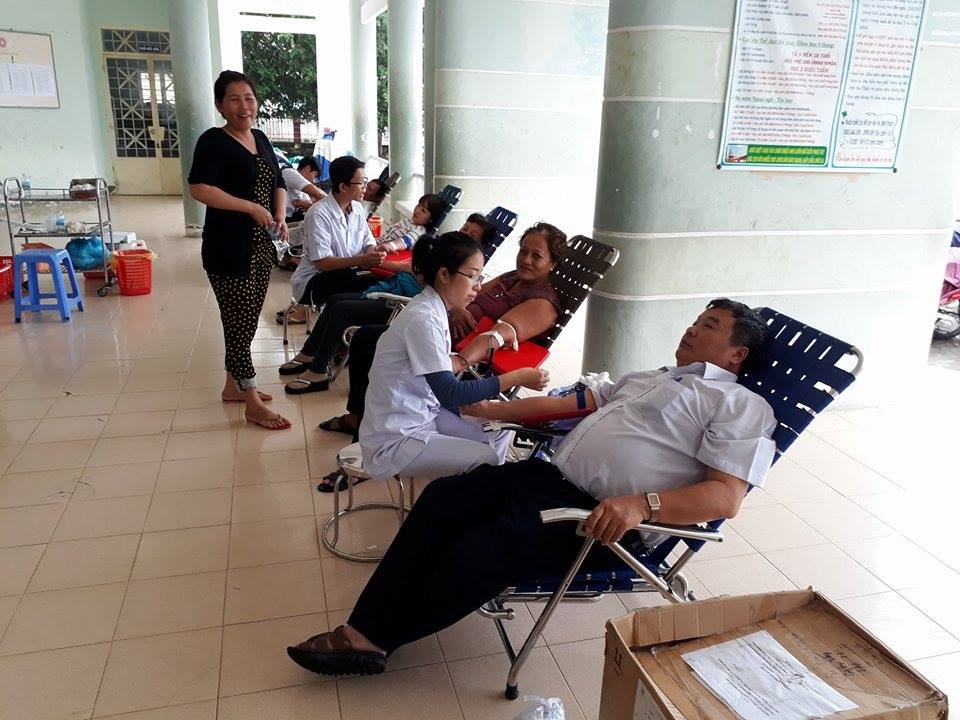 Người dân tham gia hiến máu khẩn cấp dự phòng đối phó với bão số 12. Ảnh: Thanh Ninh