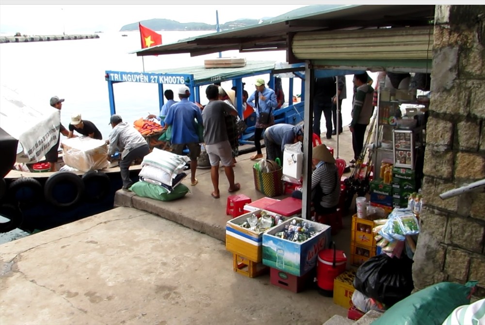 Người dân các xã đảo của TP. Nha Trang, Khánh Hòa mua sắm lương thực, thực phẩm chở qua đảo dự trữ. Ảnh: Châu Tường
