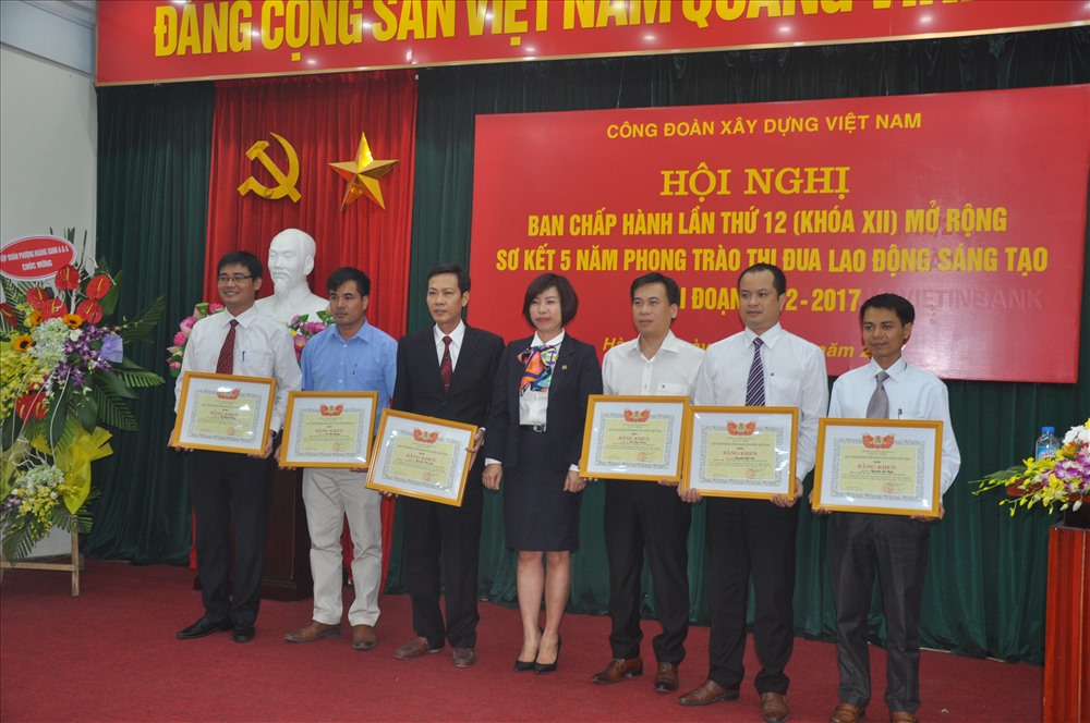 Đồng chí Nguyễn Thị Thủy Lệ, Chủ tịch CĐ Xây dựng Việt Nam (đứng giữa) trao Bằng khen của BCH CĐ Xây dựng Việt Nam cho tập thể và các cá nhân xuất sắc. Ảnh: Q.Chi 