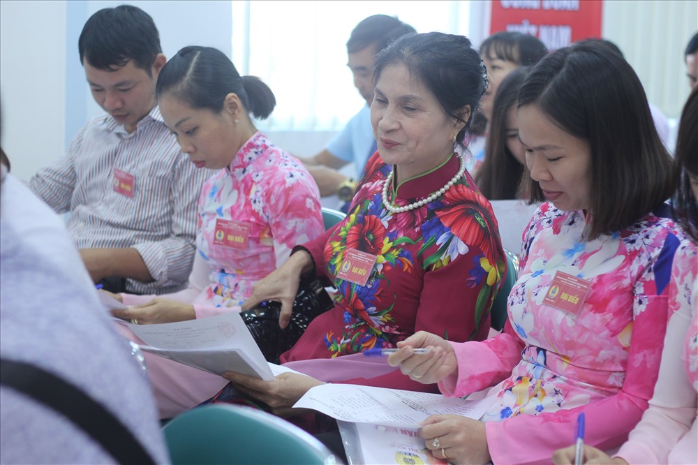 Các đoàn viên lựa chọn thành viên tham gia BCH Công đoàn. Ảnh TV