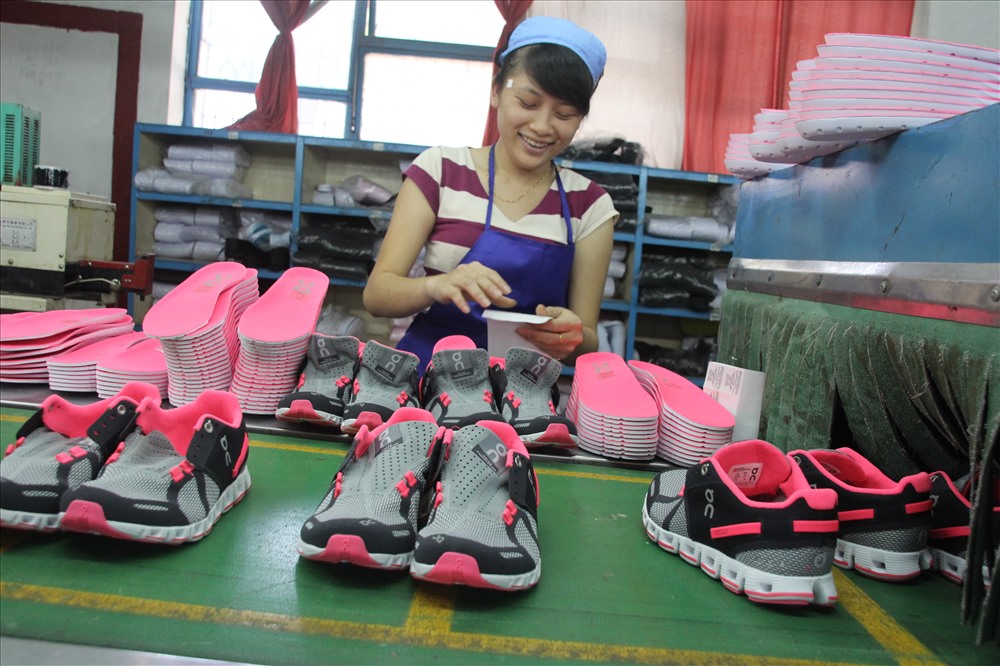 Ảnh minh họa: Lao động nữ tại một doanh nghiệp sản xuất da giày. Ảnh: H.A