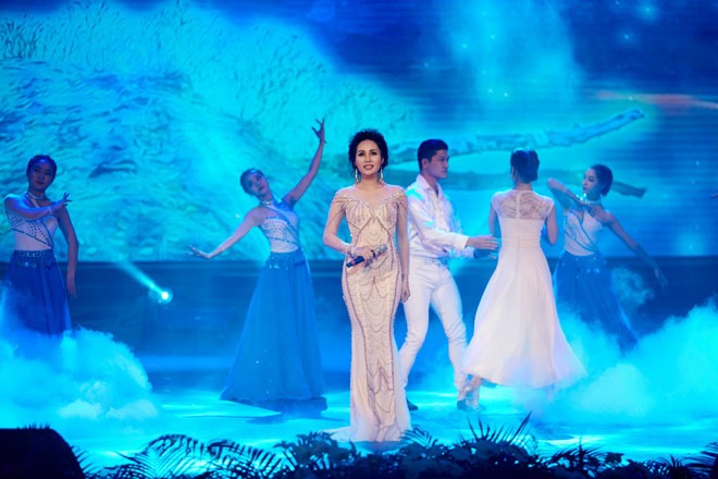 Nữ ca sĩ thể hiện khá nhuần nhuyễn 2 thứ tiếng Việt - Nga. 