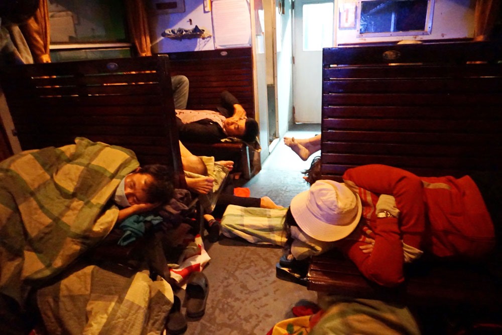 Hành khách ngủ vạ vật trên tàu SE2 (ảnh nhỏ). Ảnh: MINH QUÂN