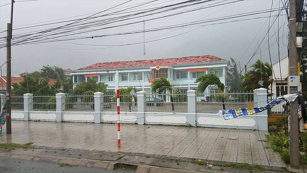 Trụ sở UBND xã Vạn Thọ hư hại do bão. Ảnh: H.L