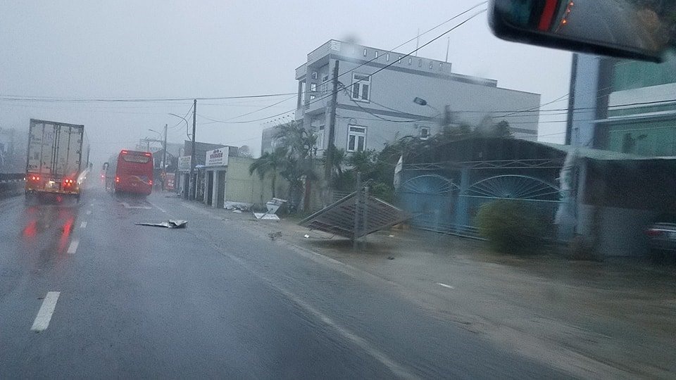 Bão số 12 đang đổ bộ vào đất liền tỉnh Phú Yên gây mưa to, gió giật mạnh. Ảnh: H.L