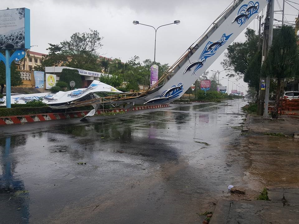 Bão số 12 giật đổ cổng chào trên một con đường thuộc TP Tuy Hòa (Phú Yên).