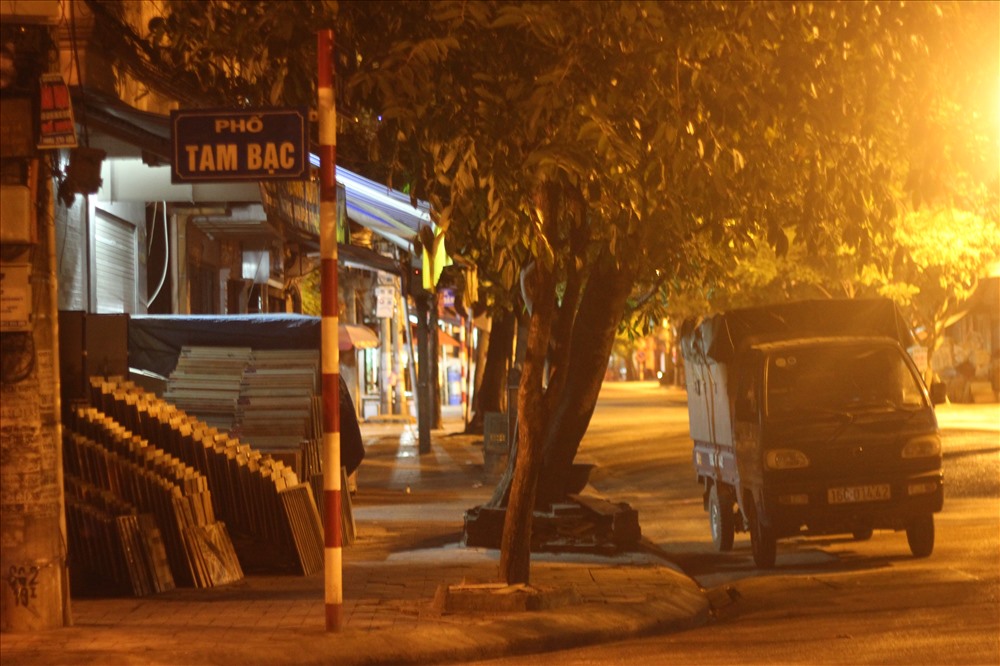 Khác với không khí nhộn nhịp ban ngày, hiện nay khung cảnh về đêm khu vực chợ Tam Bạc khá im lìm.
