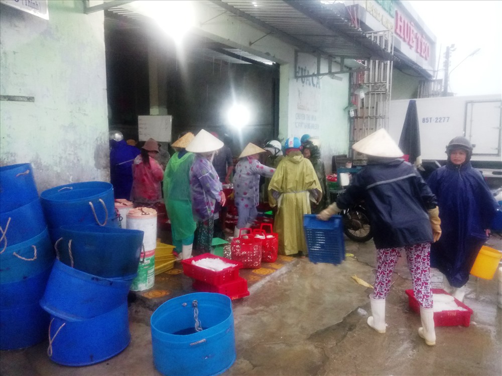 Hoạt động mua bán vẫn diễn ra tương đối tấp nập ở cảng cá Đông Hải  (TP Phan Rang – Tháp Chàm, Ninh Thuận). Ảnhg: LK