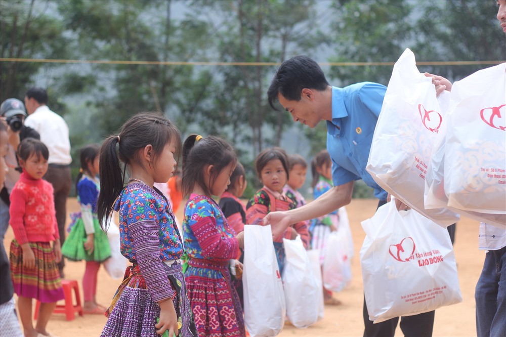 Hoạt động trao quà có sự hỗ trợ của LĐLĐ tỉnh Sơn La và huyện Vân Hồ. Ảnh Trần Vương
