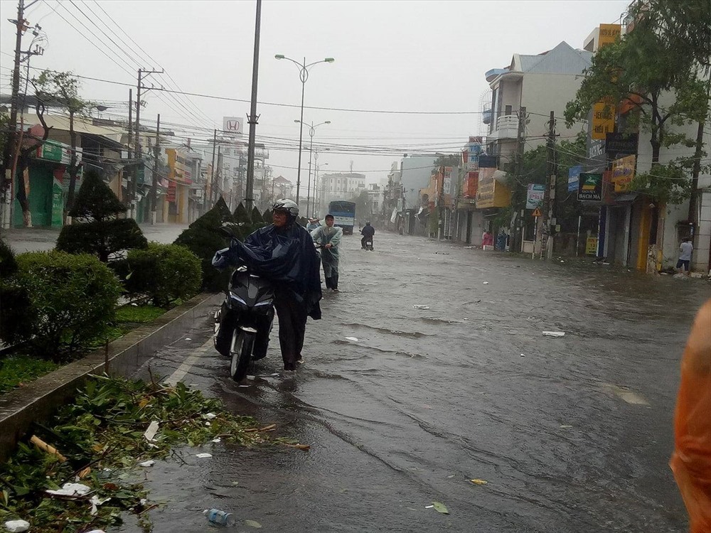 Gió đã dịu, mưa rất to, . Nha Trang bắt đầu ngập nặng. Thời điểm yên ắng này khả năng là lúc tâm bão đi qua