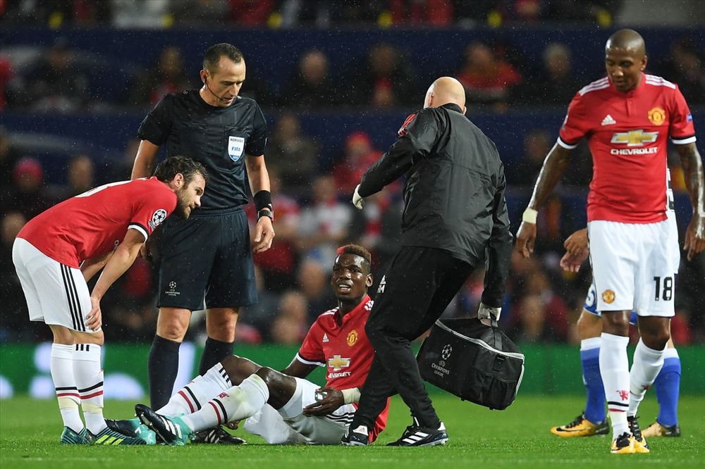 Mourinho rất tiếc trước chấn thương của Pogba. Ảnh: Getty.