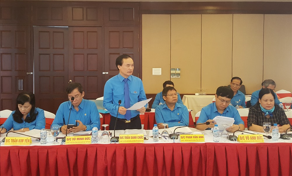 Chủ tịch LĐLĐ Quảng Ninh Trần Danh Chức đóng góp ý kiến tại hội nghị. Ảnh: Nguyễn Hùng