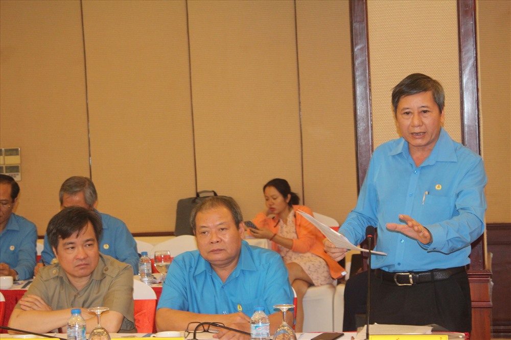 Phó Chủ tịch thường trực Tổng LĐLĐVN Trần Thanh Hải đóng góp ý kiến cho các Tờ trình tại hội nghị. Ảnh: Nguyễn Hùng