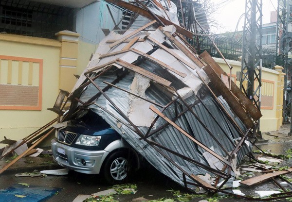 Chiếc ôtô bị vùi trong mái tôn trên đường 2/4, TP Nha Trang. Ảnh: Xuân Ngọc