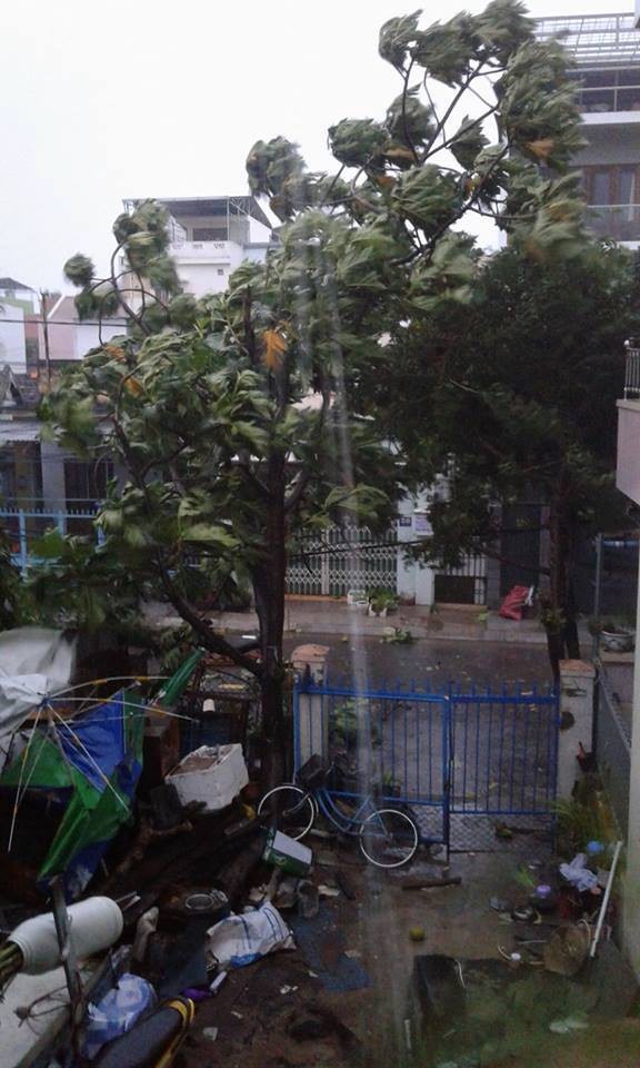 Gió lớn thổi bay nhiều đồ đạc của người dân tại Khánh Hòa. (Ảnh: Khánh Hòa 24h)