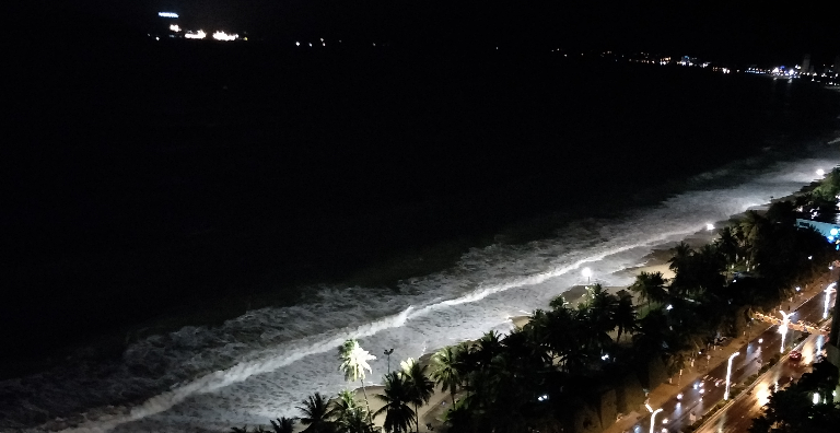 Đêm ngày 3.11, bãi biển Nha Trang đường Trần Phú, sóng mạnh dần lên