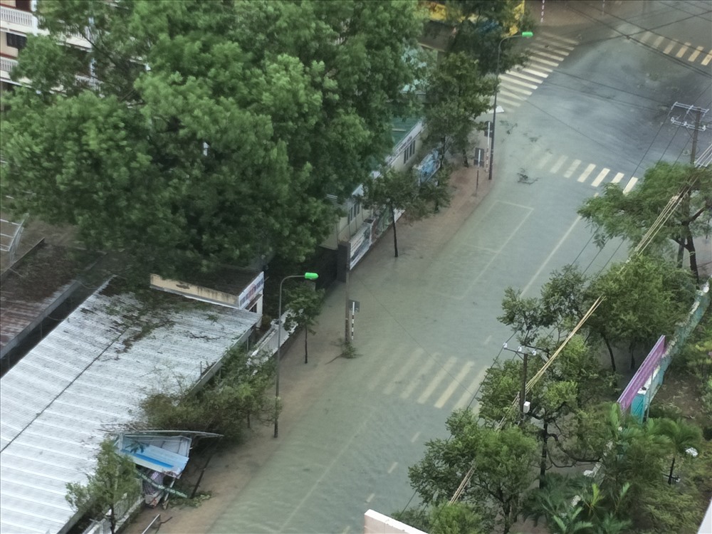 Đường Nguyễn Giai, ở một mặt khác của khách sạn, cũng ngập khá sâu.