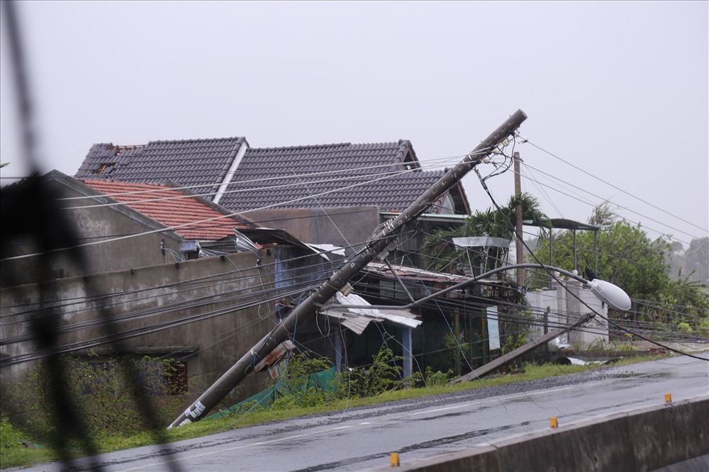 Gần như toàn bộ nhà cửa của người dân tại thị xã Ninh Hòa đề bị tốc mái trước sức tàn phá của bão số 12. Ảnh: P.V