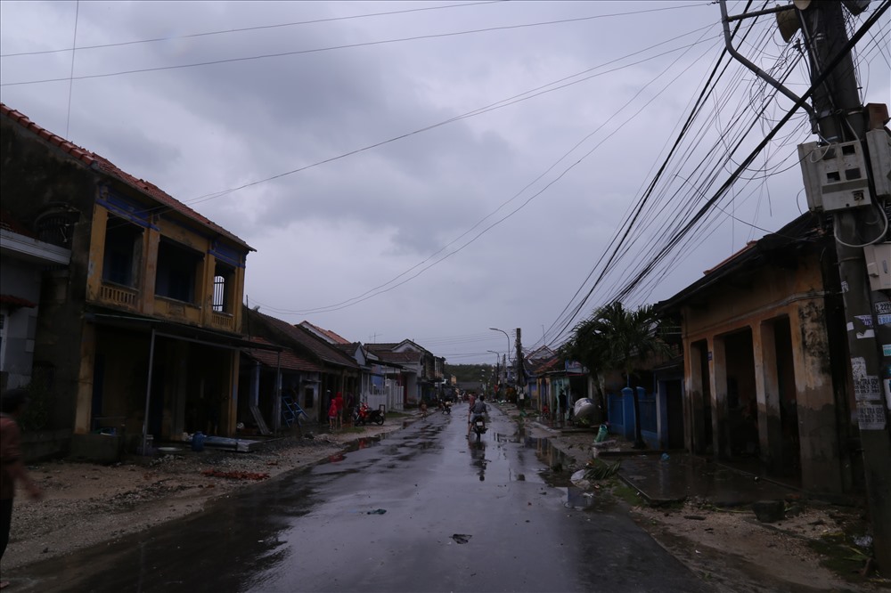 Nhiều ngôi nhà xã Ninh Hòa bị bão 12 tàn phá nghiêm trọng. Ảnh: P.V