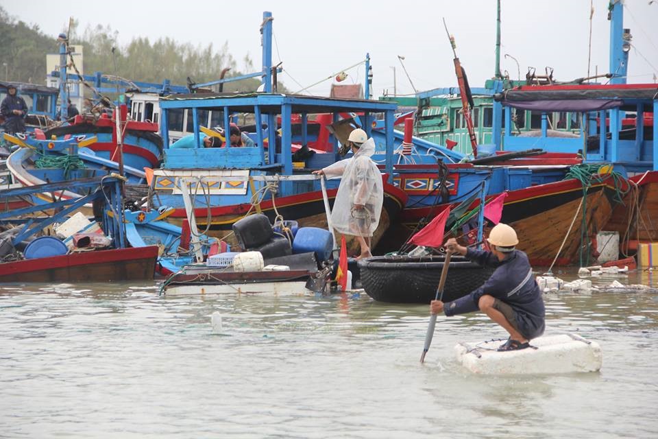 Tại khu vực neo đậu tàu thuyền của xã Ninh Hòa, người dân thống kê ban đầu có gần 20 tàu, thuyền bị đánh chìm trong bão. Ảnh: H.L