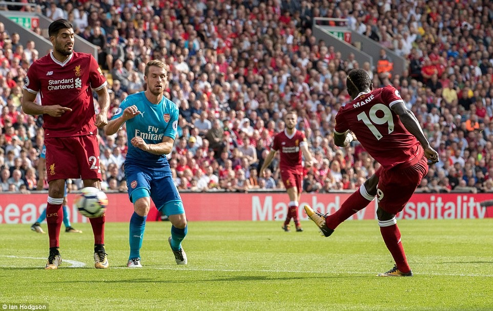 Sadio Mane và đồng đội góp phần khiến Arsenal (áo xanh) nhận trận thua đậm ở Anfield. Ảnh: Daily Mail.