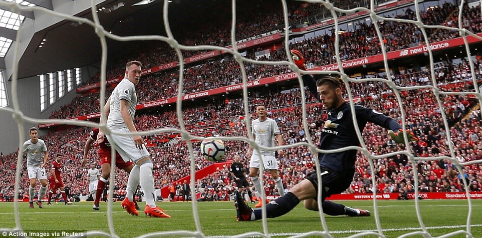 De Gea (áo đen) có một pha cứu thua xuất thần trong trận đấu tại Anfield. Ảnh: Getty Images.