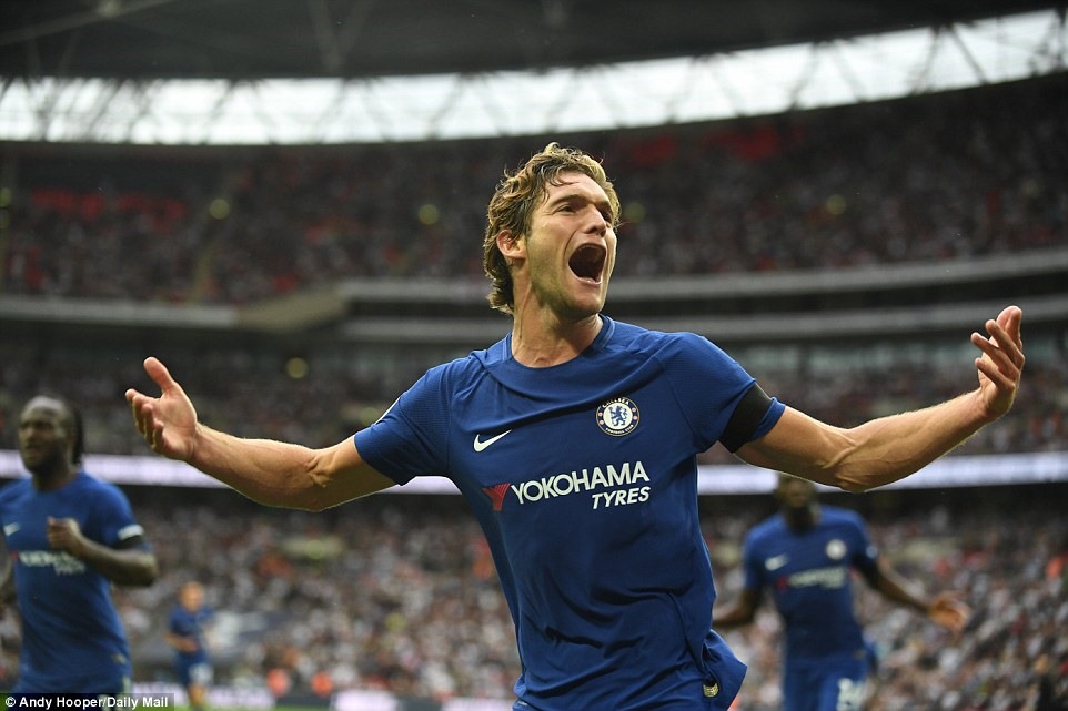 Marcos Alonso giúp Chelsea giành trọn 3 điểm tại Wembley nhờ một cú đúp. Ảnh: Daily Mail.