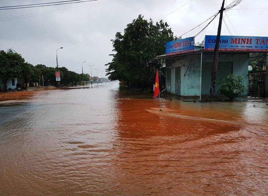 Nước lũ đỏ ngầu bủa vây nhiều con đường tại phường An Phú, TP Tam Kỳ. Ảnh: CĐ