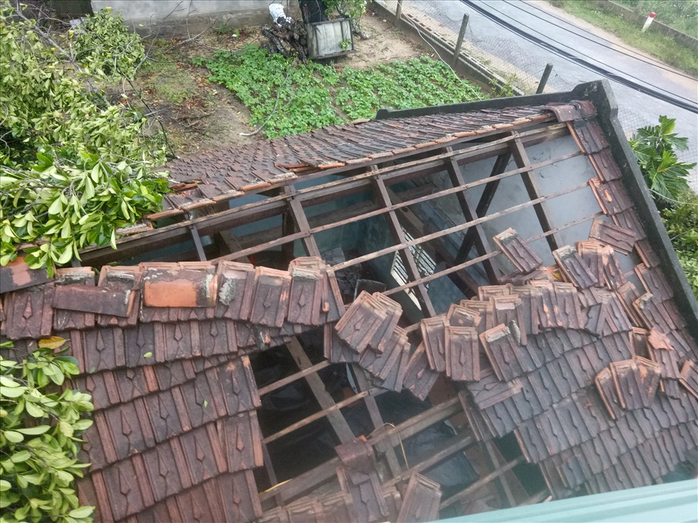 40 ngôi nhà của người dân xã Đức Phong bị tốc mái do lốc xoáy. Ảnh: T.H