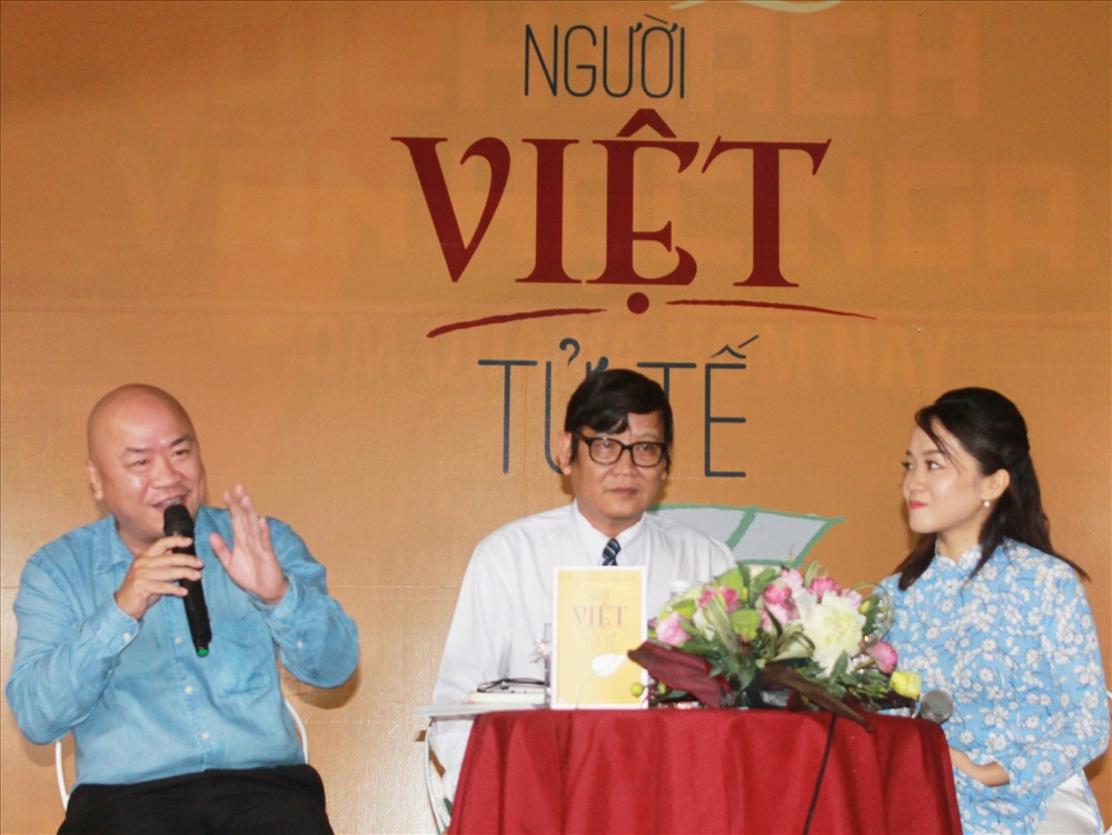 Nhà báo Lê Thanh Phong giao lưu với đọc giả