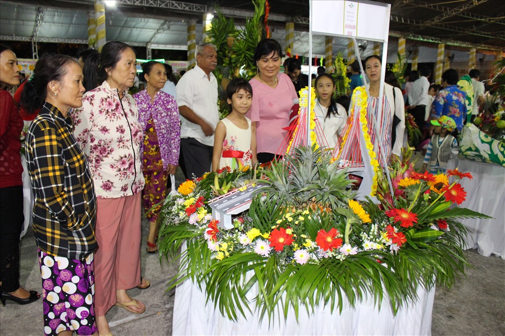 Đông đảo bà con dân tộc Khmer, Kinh, Hoa, Chăm đến dự ngày hội.