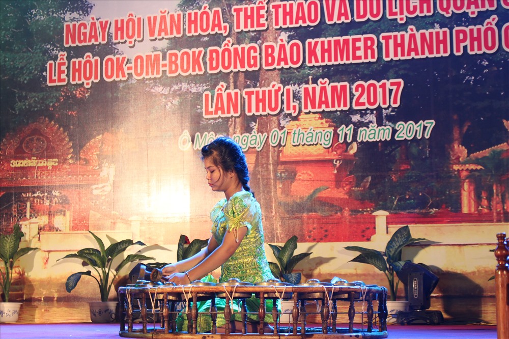 Một thiếu nữ dân tộc Khmer trình diễn nhạc ngũ âm.