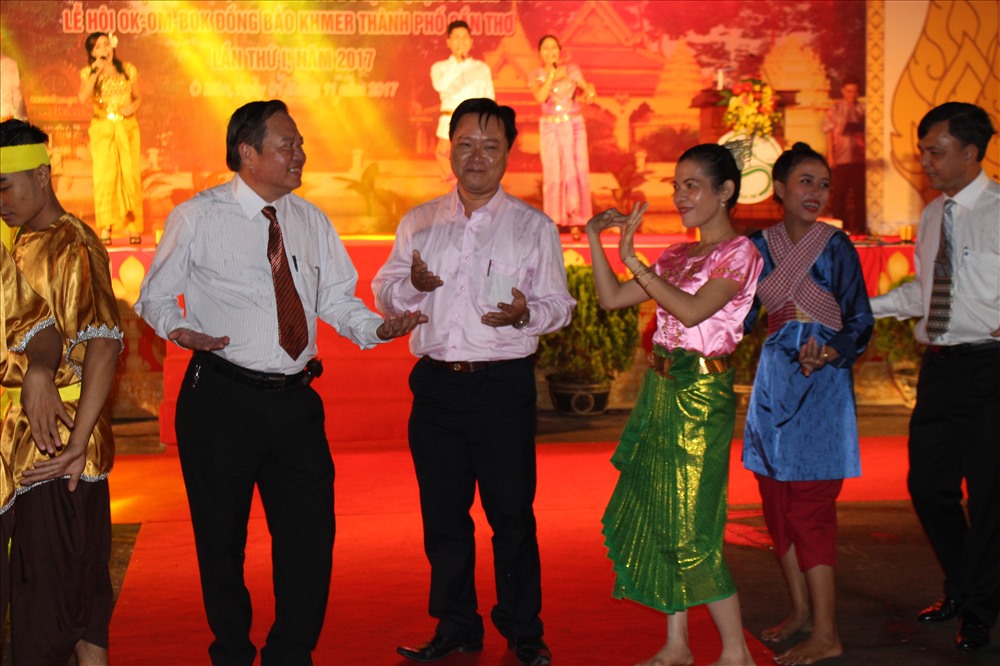 Các đại biểu dự lễ khai mạc cùng tham gia điệu múa truyền thống của đồng bào Khmer.