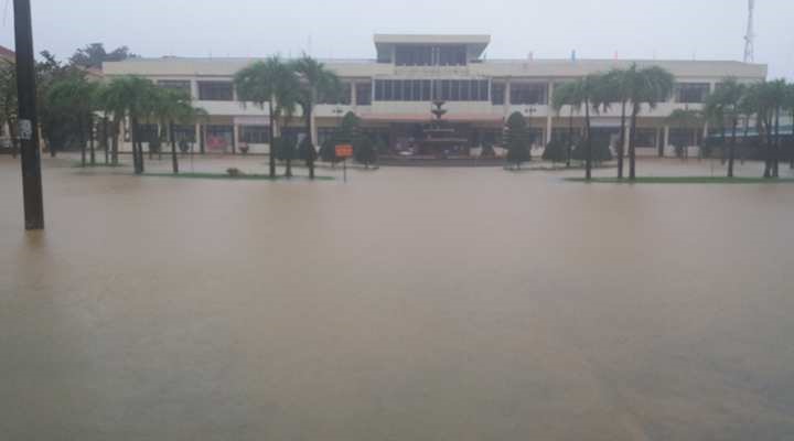 Trụ sở làm việc của UBND huyện Đại Lộc bị nước bủa vây. Ảnh: LP