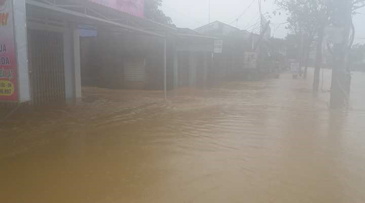 Nước ngập sâu tại thị trấn Ái Nghĩa, huyện Đại Lộc. Ảnh: LP