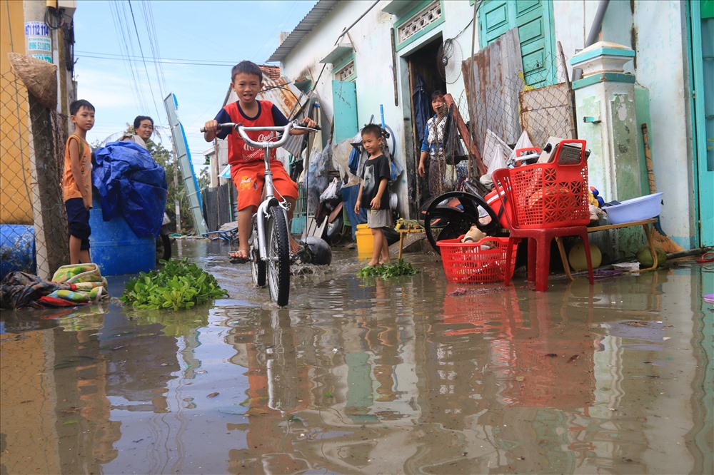 Tại thị trấn Vạn Giã, người dân vẫn đang khắc phục hậu quả sau bão. Do nhà bị tốc mái nên người đem đồ đạt, tài sản ra bên ngoài. 