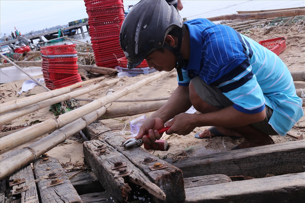 Thiệt hại về tài sản trên bè cá là rất lớn nên người dân tại thị trấn Vạn Giã đang thống kê thiệt hại, vớt vát tài sản trên bè chưa hư hỏng.